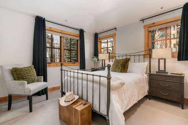 Abode at Elkhorn Village, hot tub, fireplace, steps to skiing