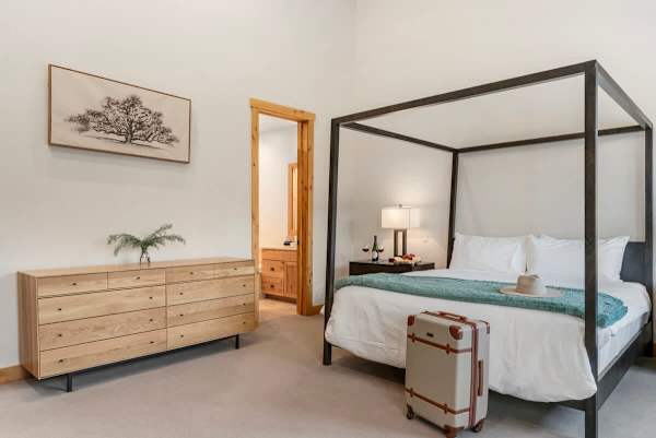 Abode at Elkhorn Village, hot tub, fireplace, steps to skiing