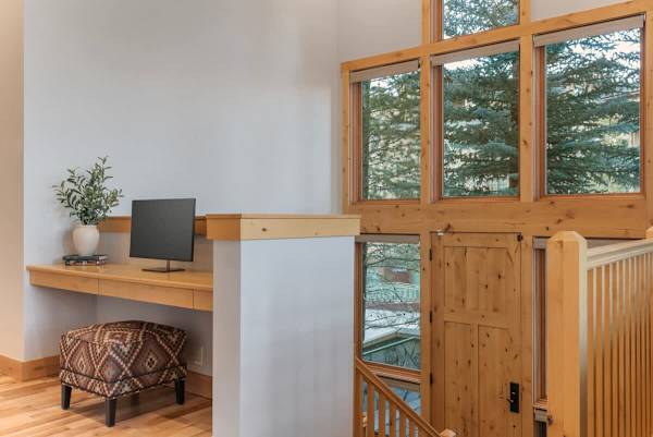 Abode at Elkhorn Village, hot tub, fireplace, steps to skiing