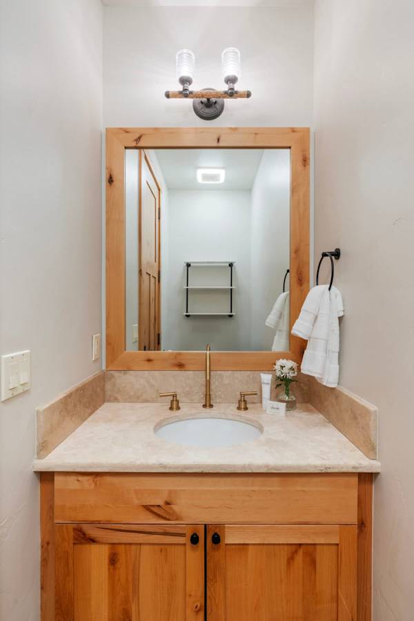 Abode at Elkhorn Village, hot tub, fireplace, steps to skiing