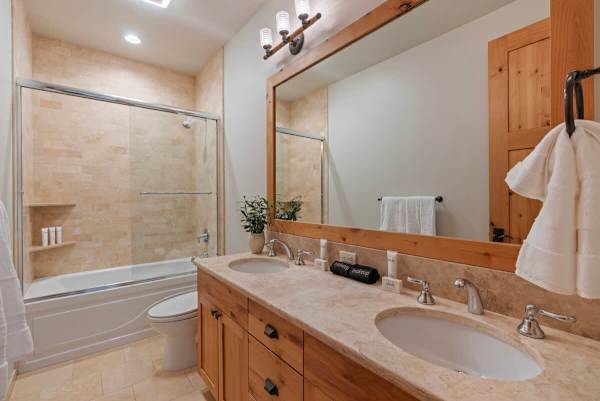 Abode at Elkhorn Village, hot tub, fireplace, steps to skiing