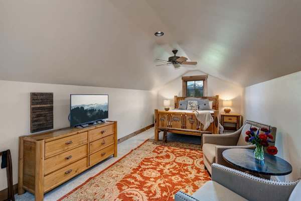 Abode at Open Meadows, luxury estate, sleeps 23, private pond