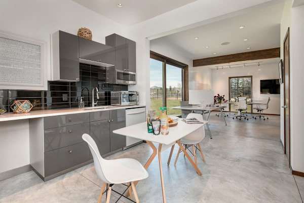 Abode at Open Meadows, luxury estate, sleeps 23, private pond