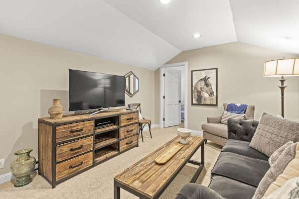 Abode at Open Meadows, luxury estate, sleeps 23, private pond
