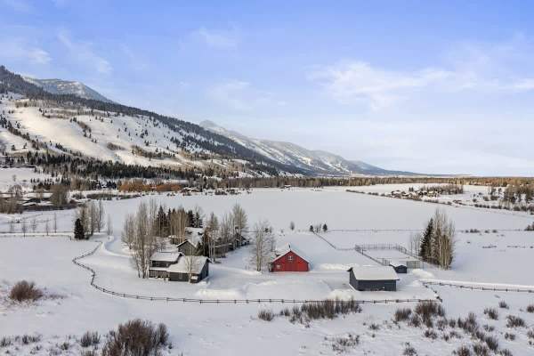 Abode at Open Meadows, luxury estate, sleeps 23, private pond