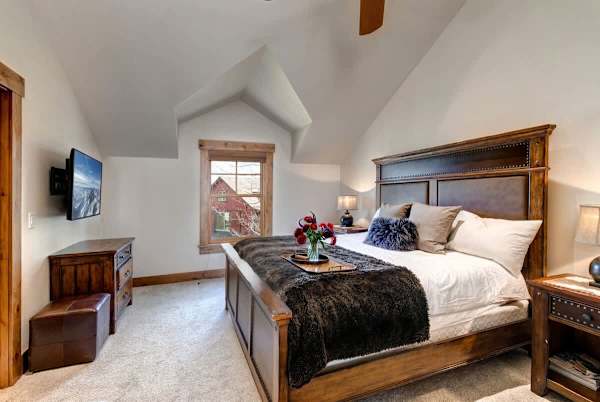 Abode at Open Meadows, luxury estate, sleeps 23, private pond