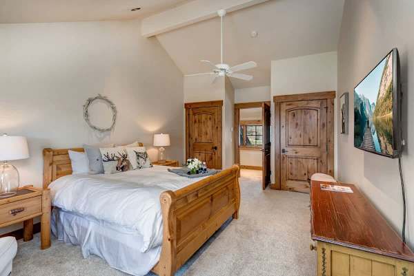 Abode at Open Meadows, luxury estate, sleeps 23, private pond