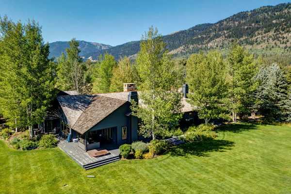Abode at Open Meadows, luxury estate, sleeps 23, private pond