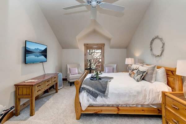 Abode at Open Meadows, luxury estate, sleeps 23, private pond