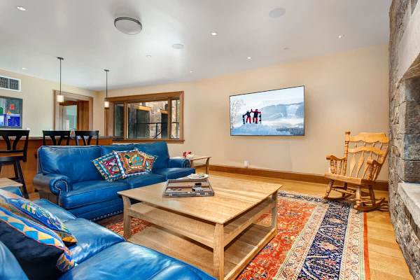 Abode at Heartwood Lodge, ski-in/out, 1 mile to National Park