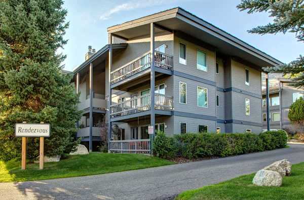 Abode at Rendezvous, private entrance, large deck, hot tub and pool