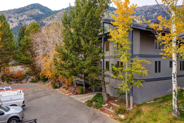 Abode at Rendezvous, private entrance, large deck, hot tub and pool