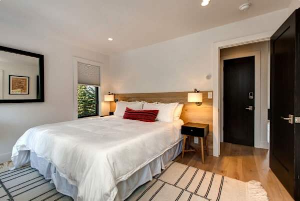 Abode at Rendezvous, private entrance, large deck, hot tub and pool