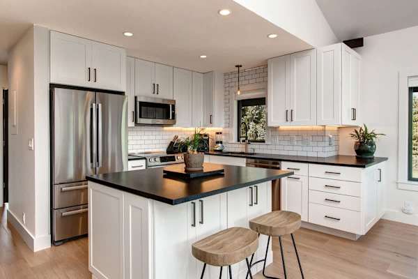 Abode at Rendezvous, private entrance, large deck, hot tub and pool
