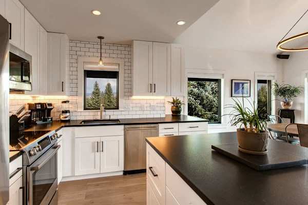 Abode at Rendezvous, private entrance, large deck, hot tub and pool