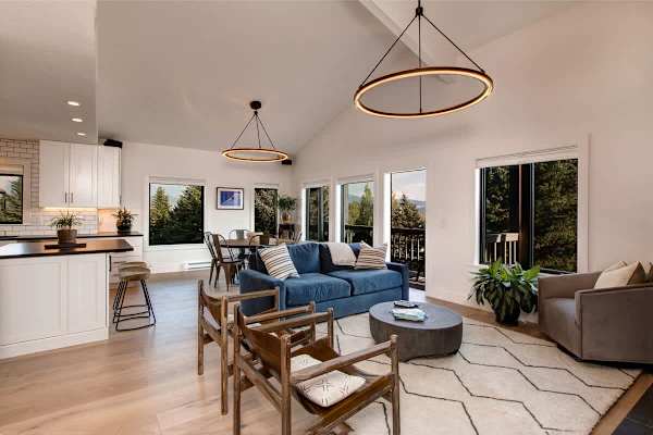 Abode at Rendezvous, private entrance, large deck, hot tub and pool