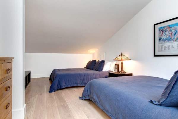 Abode at Rendezvous, private entrance, large deck, hot tub and pool