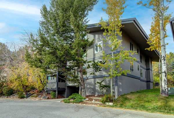 Abode at Rendezvous, private entrance, large deck, hot tub and pool
