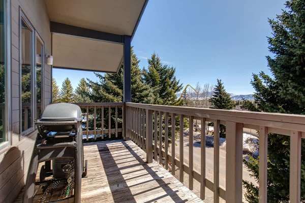 Abode at Rendezvous, private entrance, large deck, hot tub and pool