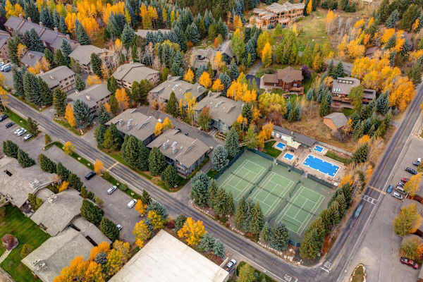 Abode at Rendezvous, private entrance, large deck, hot tub and pool