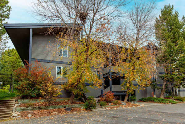 Abode at Rendezvous, private entrance, large deck, hot tub and pool