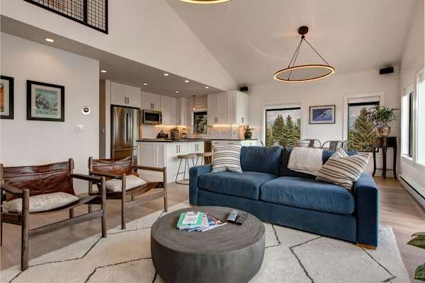 Abode at Rendezvous, private entrance, large deck, hot tub and pool