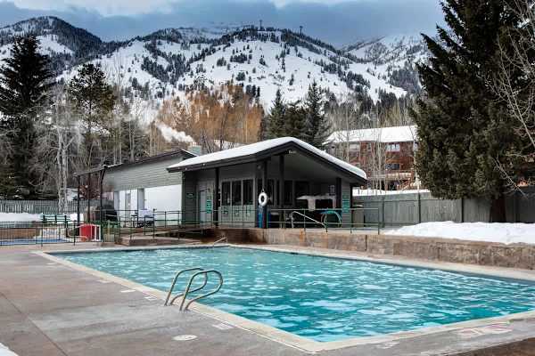 Abode at Rendezvous, private entrance, large deck, hot tub and pool