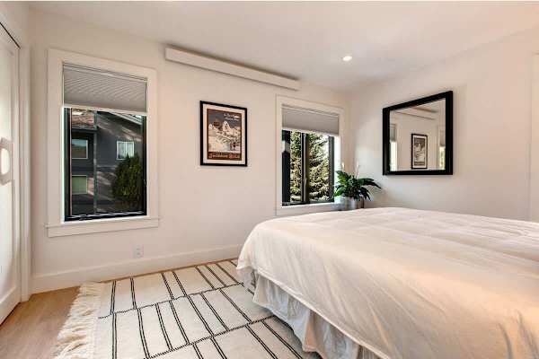 Abode at Rendezvous, private entrance, large deck, hot tub and pool