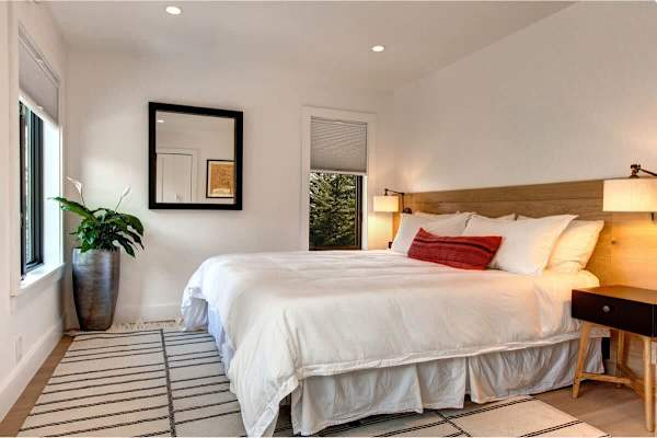 Abode at Rendezvous, private entrance, large deck, hot tub and pool