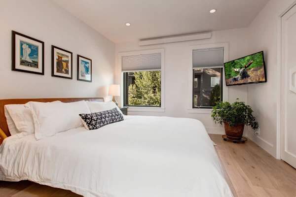 Abode at Rendezvous, private entrance, large deck, hot tub and pool