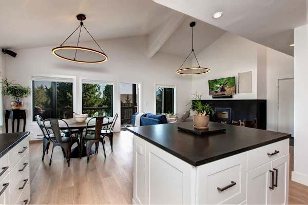 Abode at Rendezvous, private entrance, large deck, hot tub and pool