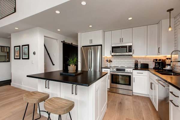 Abode at Rendezvous, private entrance, large deck, hot tub and pool