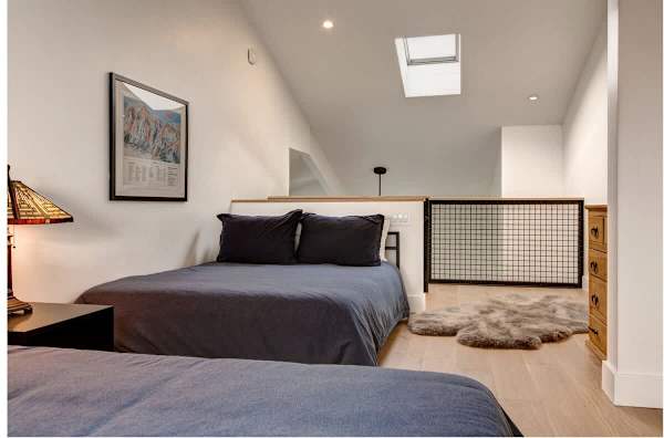 Abode at Rendezvous, private entrance, large deck, hot tub and pool