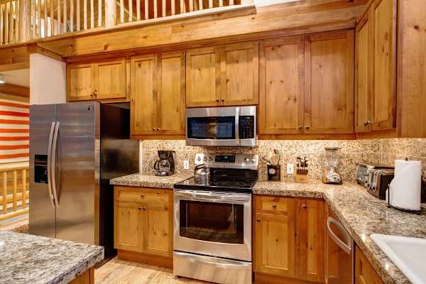 Abode at Moosehead Cabin, walk to skiing, hot tub, mountain views