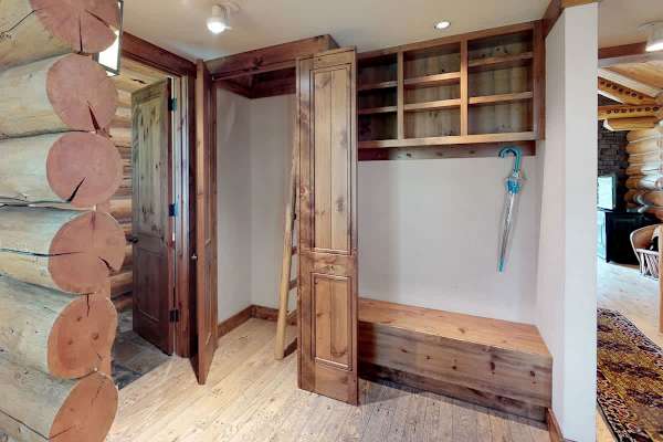 Abode at Moosehead Cabin, walk to skiing, hot tub, mountain views