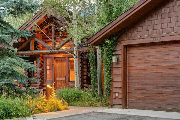 Abode at Moosehead Cabin, walk to skiing, hot tub, mountain views