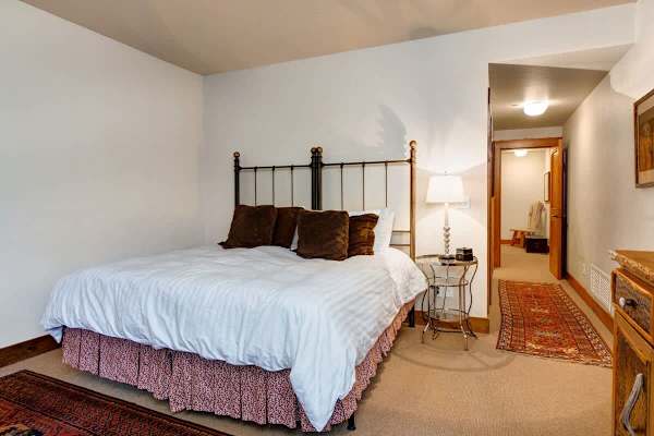 Abode at Moosehead Cabin, walk to skiing, hot tub, mountain views