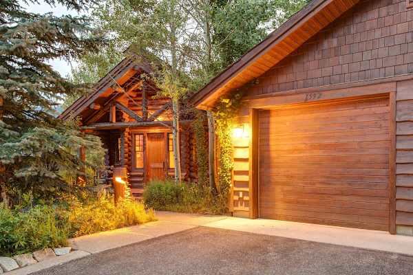 Abode at Moosehead Cabin, walk to skiing, hot tub, mountain views