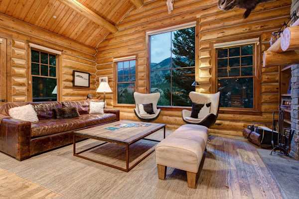 Abode at Moosehead Cabin, walk to skiing, hot tub, mountain views