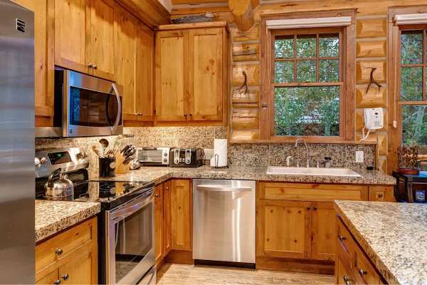 Abode at Moosehead Cabin, walk to skiing, hot tub, mountain views
