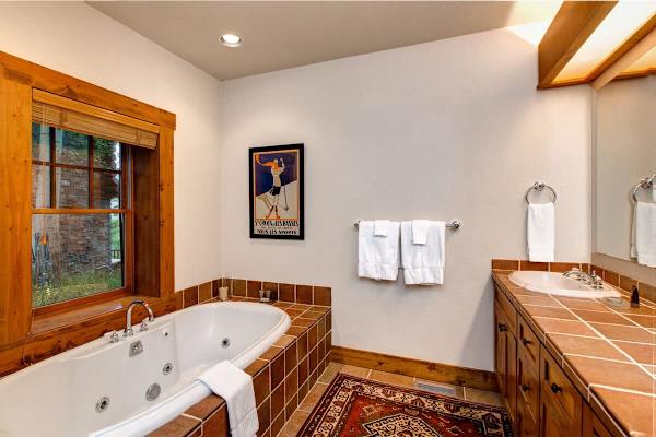 Abode at Moosehead Cabin, walk to skiing, hot tub, mountain views
