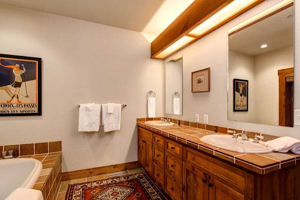 Abode at Moosehead Cabin, walk to skiing, hot tub, mountain views