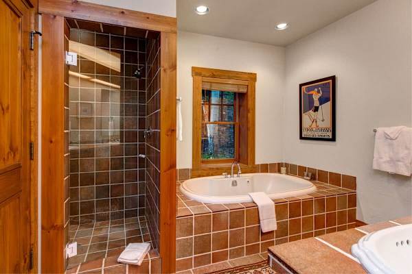 Abode at Moosehead Cabin, walk to skiing, hot tub, mountain views