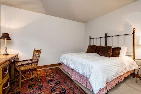 Abode at Moosehead Cabin, walk to skiing, hot tub, mountain views