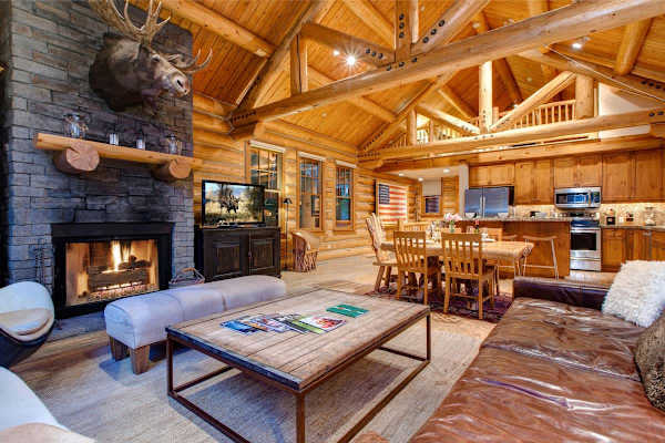 Abode at Moosehead Cabin, walk to skiing, hot tub, mountain views