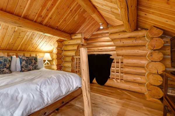 Abode at Moosehead Cabin, walk to skiing, hot tub, mountain views