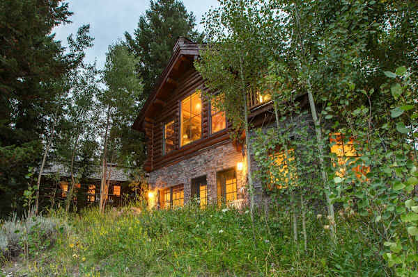 Abode at Moosehead Cabin, walk to skiing, hot tub, mountain views