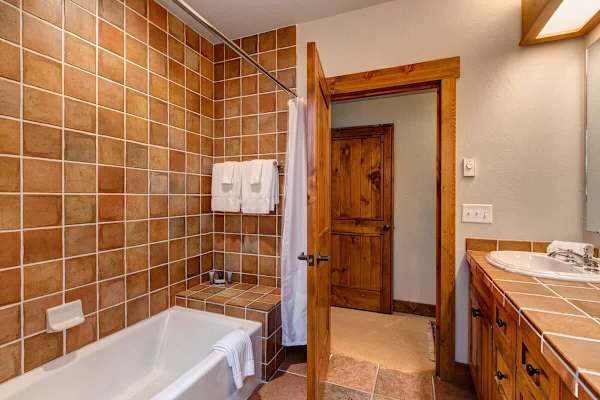 Abode at Moosehead Cabin, walk to skiing, hot tub, mountain views