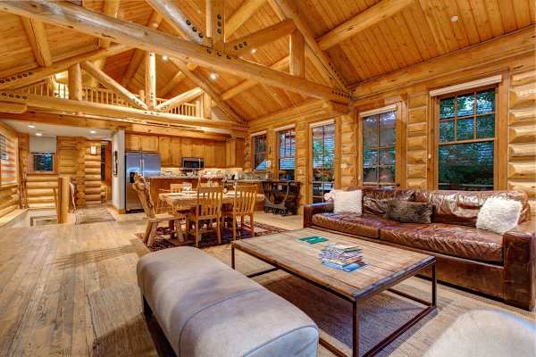Abode at Moosehead Cabin, walk to skiing, hot tub, mountain views