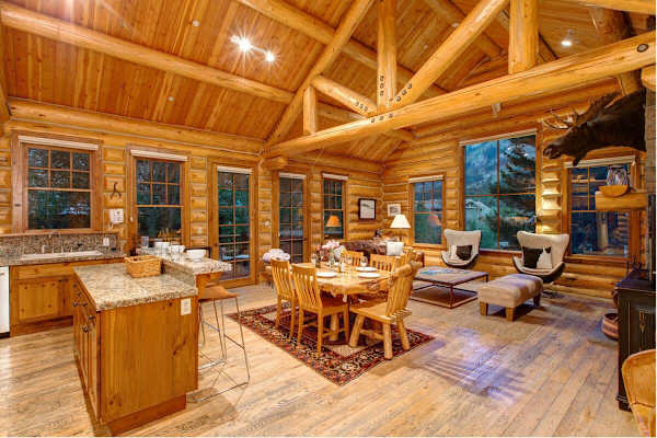 Abode at Moosehead Cabin, walk to skiing, hot tub, mountain views